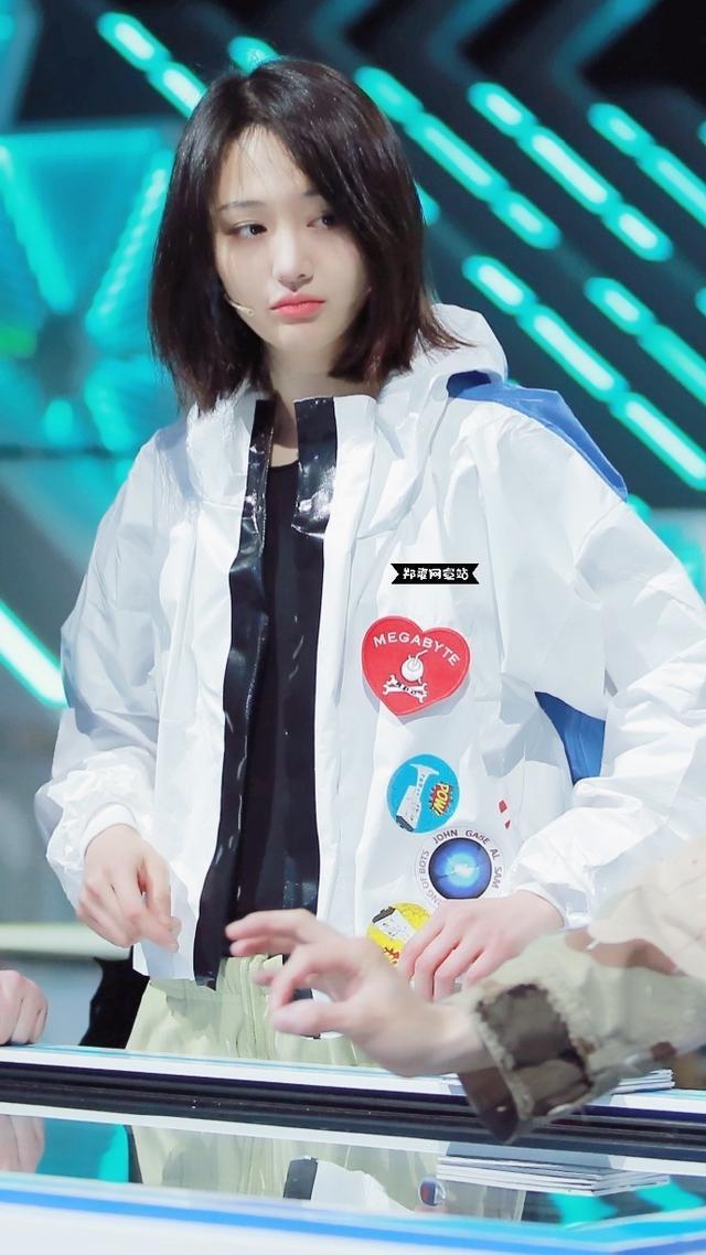 郑爽凭实力当团宠, 衣服上贴满队员们的贴纸, 她真的很爱梦之队!