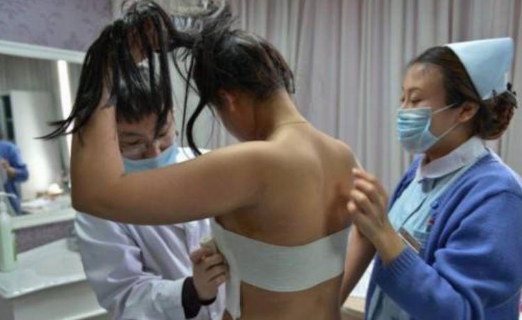 女大学生攒钱去做手术, 医生看到女子胸前纹身后果断报了警。