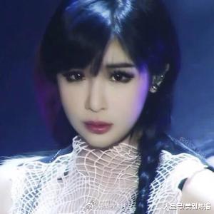 脸部大变样但依旧否认整容! 消失4年, 回归直接拿下音乐榜第一!
