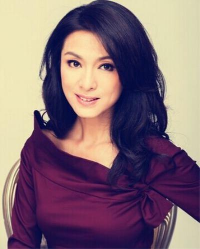 成龙追她8年又甩了她, 她死守患癌男友26年, 63岁仍单身