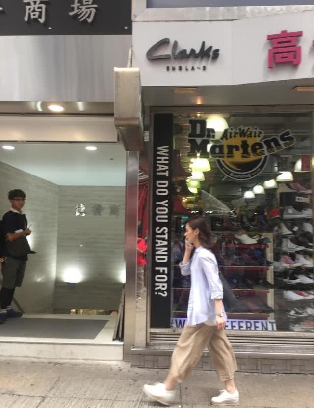 香港街头偶遇普通着装的阿娇, 路人镜头下依旧美的无可挑剔!