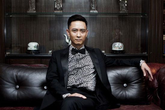 他曾打败张国荣拿下影帝, 后却因救人毁容, 如今混迹烂片之中
