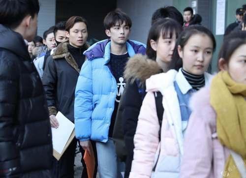 胡歌穿那么帅干嘛! 迷得考生只会表演昏倒, 这回就算落榜都赚翻了