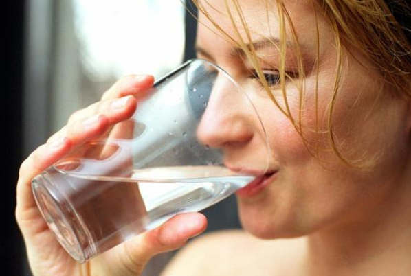 白开水虽无味, 但却有这4大“好处”! 问题是, 你真的喝对了吗?