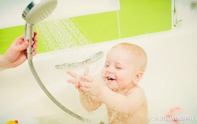 给宝宝洗澡有啥难的? 事实上方法不得当的妈妈不在少数