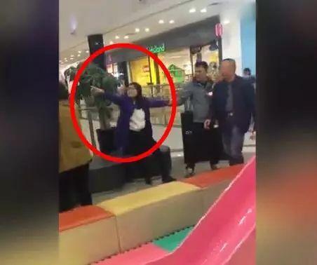 女孩不小心踩了男孩一脚, 男孩妈妈把女孩都骂哭了, 还动手打了女孩妈妈