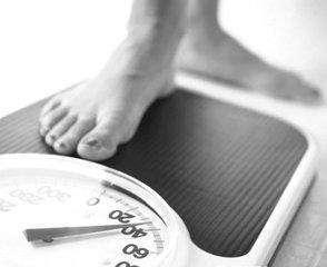 60岁老寡妇高烧入院, 得知病因儿子甩手离开! 老人痛哭: 我这是作孽