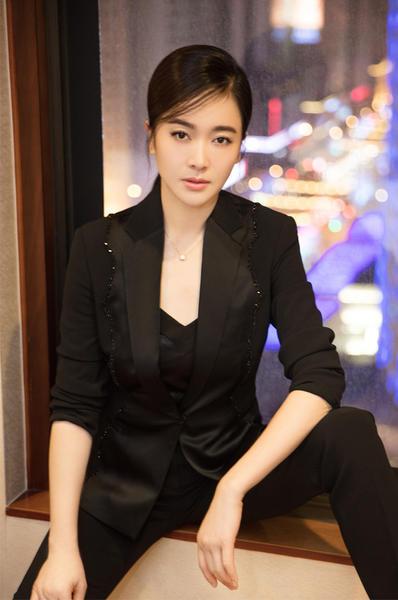 戏红人不红! 她嫁给大二十岁的富商, 两人站在一起, 有点像是父女