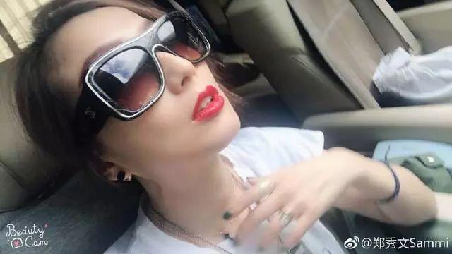 46岁冻龄女神烈焰红唇气场全开, 却暴露致命缺点