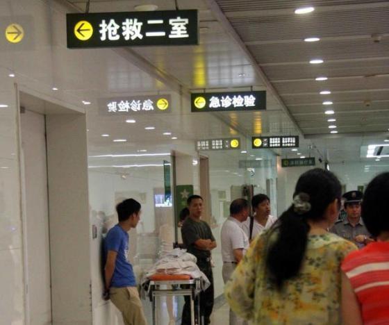 4岁宝宝吃了妈妈炒的菜, 送进抢救室! 医生怒斥: 这点常识都没有