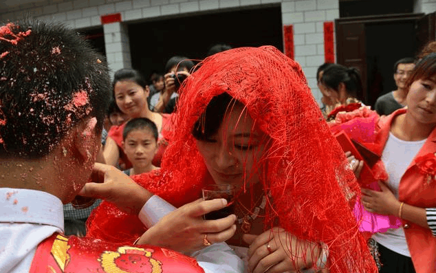 29岁农村小伙结婚当天猝死, 母亲大哭说: 我儿命苦啊!