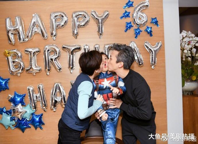 等等弟弟生日, 又被孙俪邓超亲到脸变形! 网友: 7岁了还没逃过!