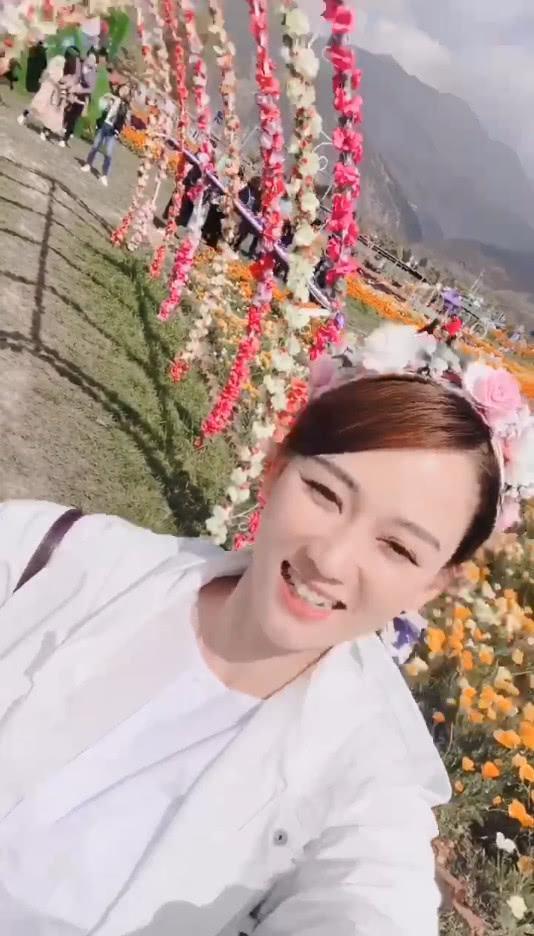 陈乔恩现身大理花海, 化身“花仙子”, 看着好舒心。