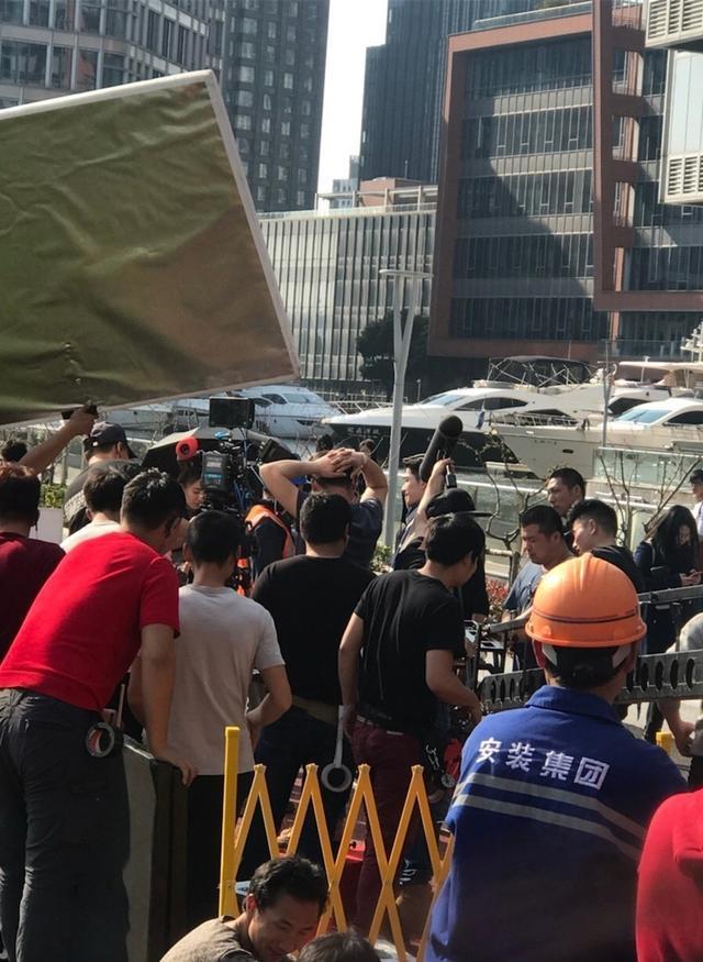 张翰遭网友路透新剧照片 与王丽坤身高差略萌