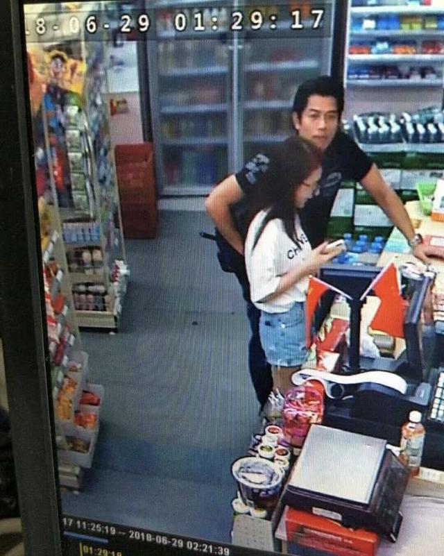 郭富城凌晨带方媛买辣条 两人素颜毫无遮掩打扮随性