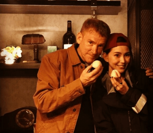 昆凌晒和老爸一起用餐照, 网友: 这爸爸太年轻了吧