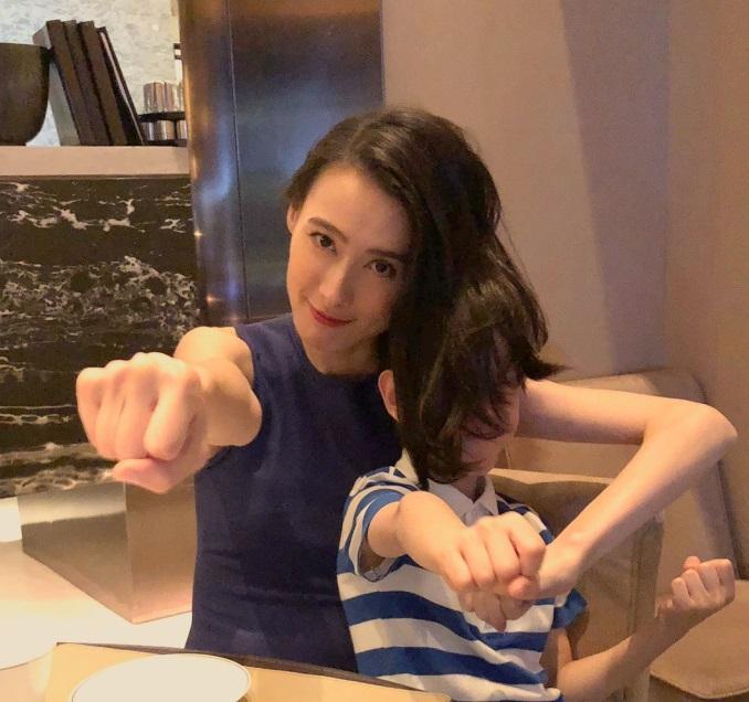 和郑爽一样瘦成纸片人! 梁洛施暴瘦近照曝光, 惊现筷子手臂!