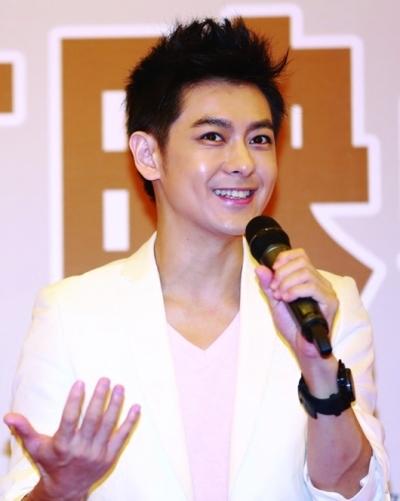 他曾出演《家有儿女》, 因天生娃娃脸烦恼, 现娶的老婆被嘲像他妈