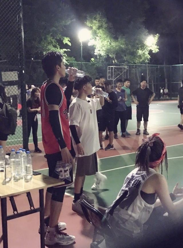 吴亦凡买菜后又被网友偶遇打球 颜值技术双在线!