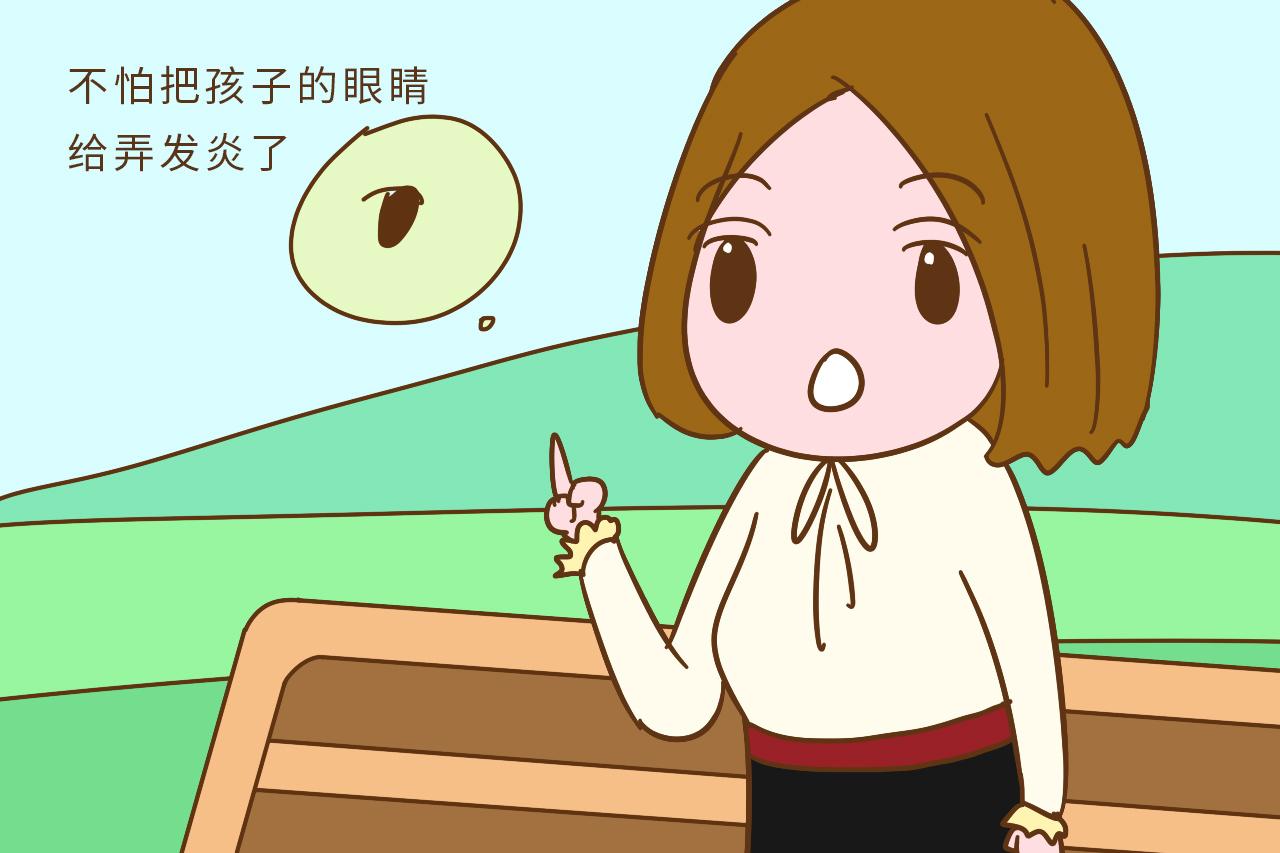 孩子的眼睛进了东西, 这位妈妈的做法看似有爱, 实则是害