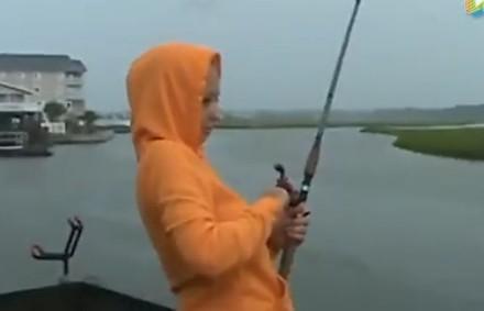 女子钓鱼竟然钓到了大鲨鱼, 下一幕令人开心