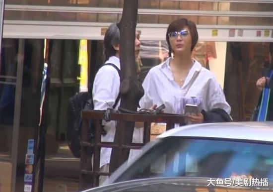 58岁陈嘉上恋上28岁女星, 网友: 怪不得极力澄清和郑爽的八卦!