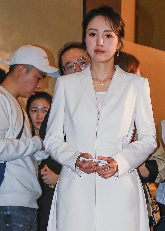高云翔事件现转机? 董璇首次现身满脸心事, 眼睛红肿似哭过! 心疼