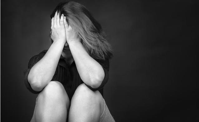 21岁女孩出国留学, 回国后抑郁跳楼! 母亲大哭: 都是他男友害的