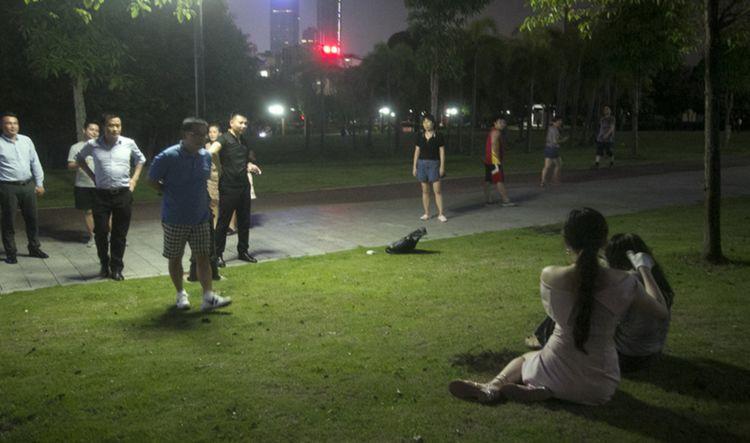 美女跪在地上给乞丐剪头发, 而乞丐却一脸的不屑