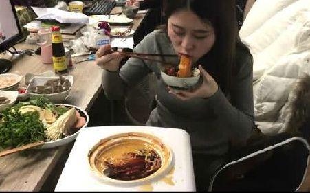 女子吃火锅时发现这物, 寻求索赔, 孩子说了一句话, 女子脸都红了