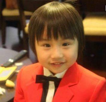 他2岁出道被父亲逼去演戏, 后妈把他当提款机, 现身体溃烂无人管