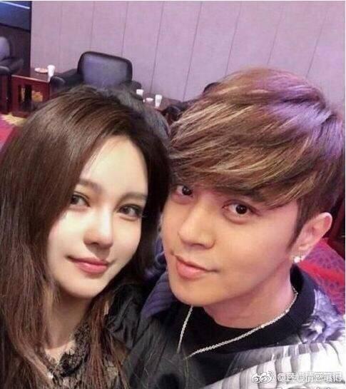 罗志祥晒九宫格照片问网友喜欢哪一张, 周扬青甜蜜回复: 每一张