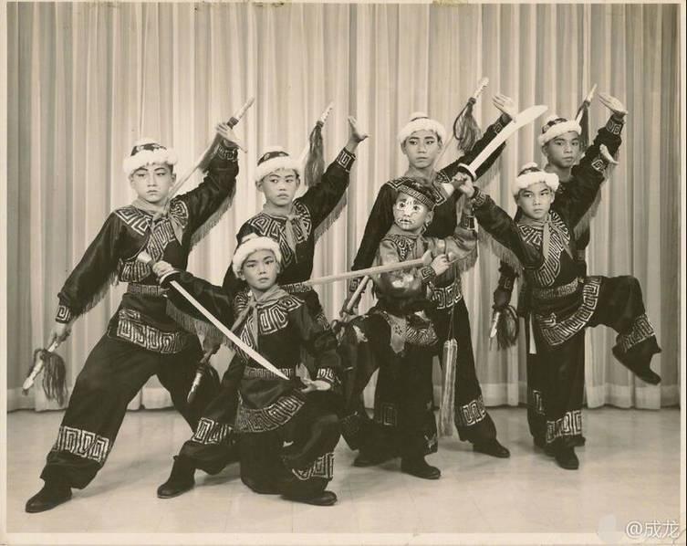 成龙六一晒儿时旧照 分享新歌感慨青春岁月