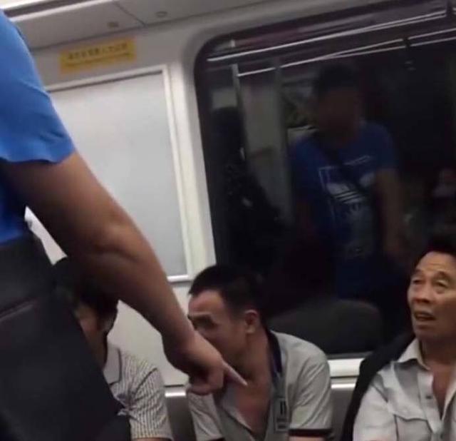 农名工坐地铁遭一乘客言语不敬, 农名工怒怼后却令这名乘客沉默了