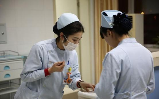 女孩腹痛难忍, 查出病因痛哭, 医生解释说: 经期的一个习惯害的!