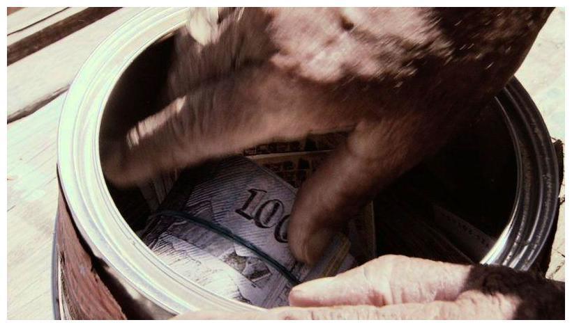 男子12年前买回一桶油漆, 如今打开发现意外收获