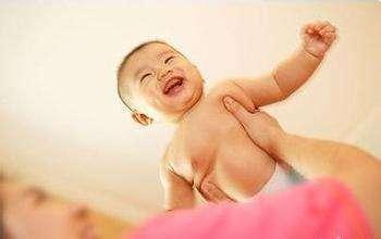 宝宝6个月变植物人, 只因哭闹时妈妈做了这事, 好多家长都这么做