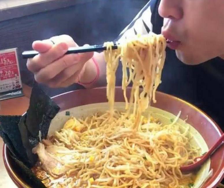 男子为了免单7分钟吃完三斤面条, 这才叫大胃王!