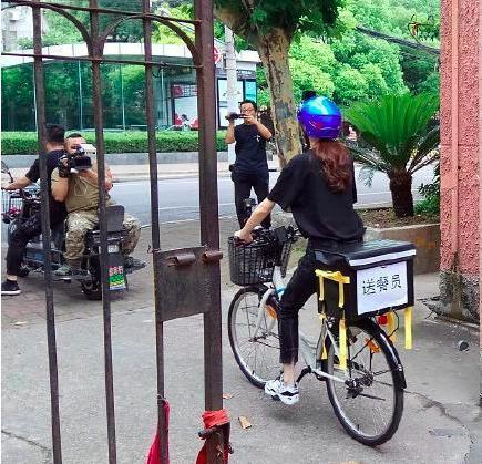 唐嫣化身清洁工扫大街 穿着普通无人认出