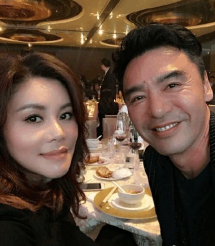 64岁钟镇涛和小19岁妻子近照,前妻败光两任上亿富豪!