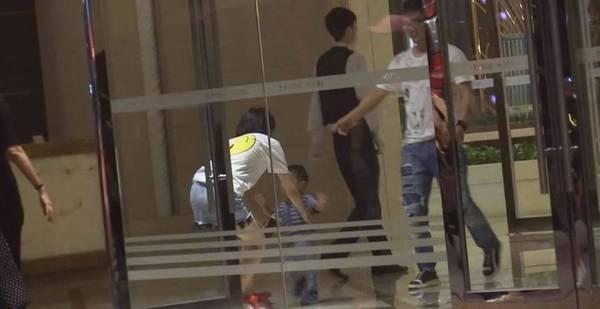 佟丽娅儿子正脸首曝光 探班妈妈可爱呆萌超贴心