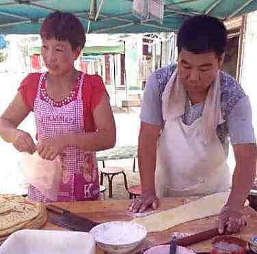 他身价过亿, 哥哥却在老家卖饼, 网友骂其忘恩, 哥哥却这样回应!