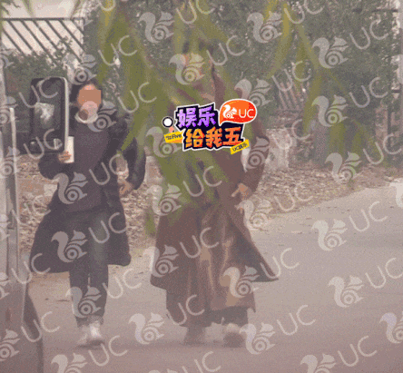 周一围被拍到与女助理共用吸管喝奶茶 朱丹回应
