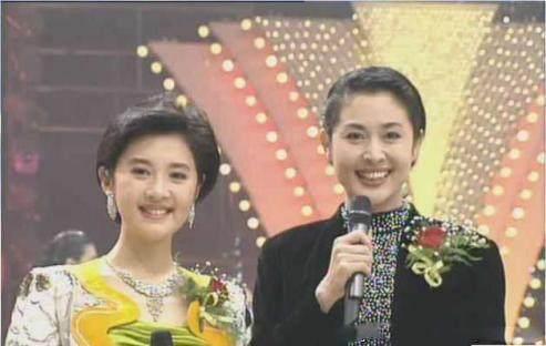 她曾是央视女主持, 为攀高枝嫁富豪老公, 挤走原配成功上位