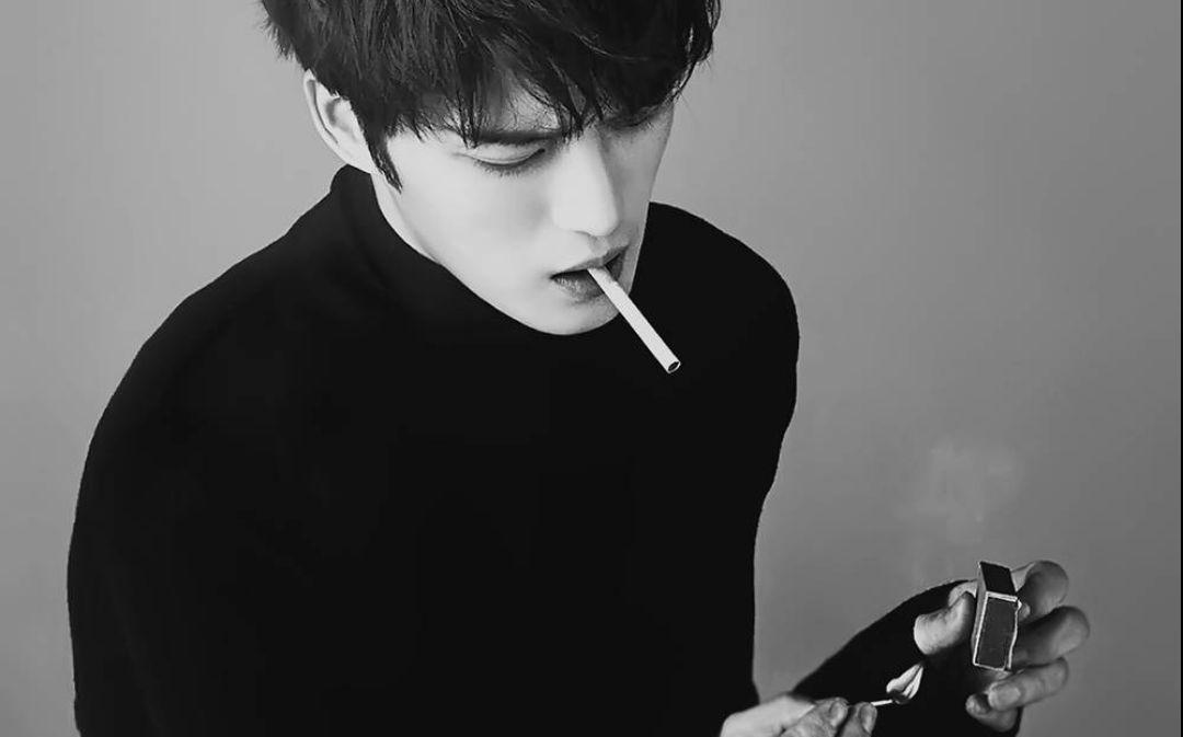 他是当红偶像, 从小父母离异后被送养, 爆红之后生父要求验DNA认亲