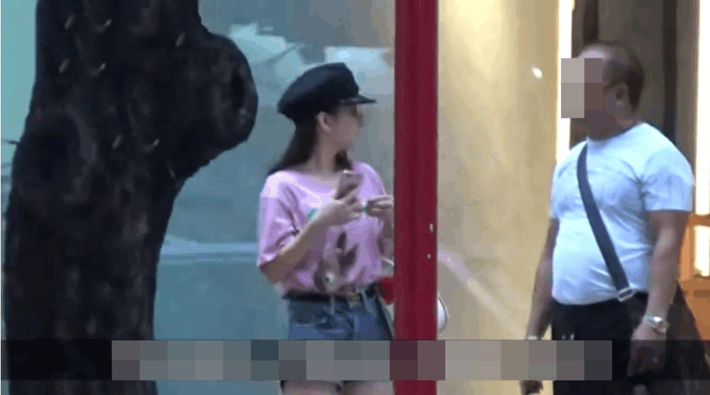 没有郭富城陪同的方媛 一逛街就遇到中年骗子来搭讪