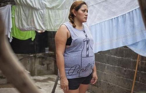 4姐妹不停的在怀孕, 邻居却都瞧不起! 怒骂: 四个没一个好东西!