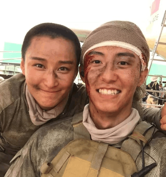 《红海行动》中的寸头女硬汉: 为角色狂虐增肌、坚持跑步12公里