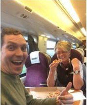 小哥坐火车被困荒郊野岭叫披萨 外送员跋山涉水满足客户要求