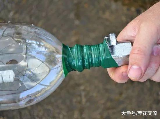 将废弃的塑料瓶改造成自动喷水器, 只需搭配一些软管和胶带